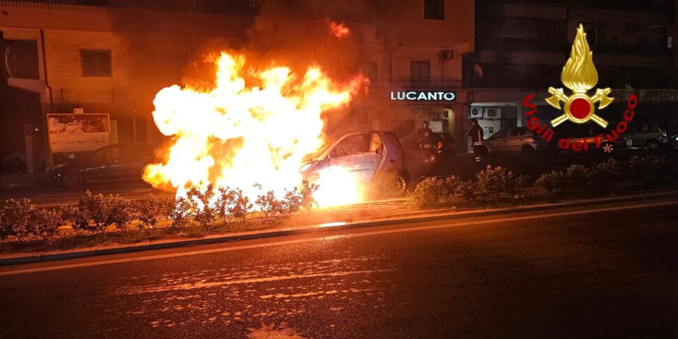 Crotone, in Smart flames powered by petrol and LPG: providential intervention of the firefighters