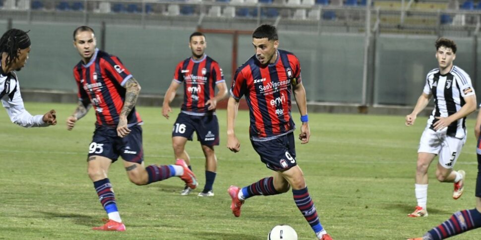 Emotions and chills, Crotone beats Syracuse 2-0 in an intense and spectacular race 2-0