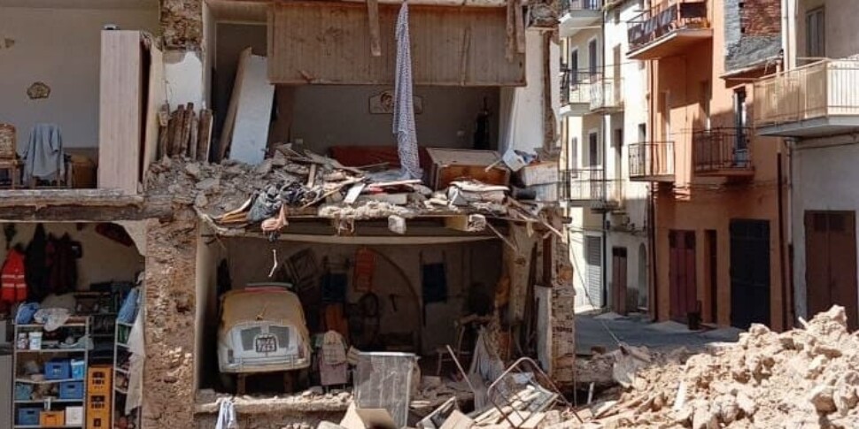 Fear to Lamezia Terme, the facade of a four -story building collapses. No victims but clear eight families