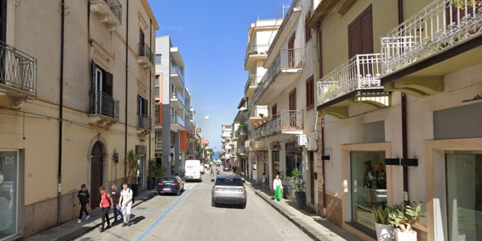 Fear to S. Agata di Militello, torn gold chain to a man. Woman on the run with an accomplice