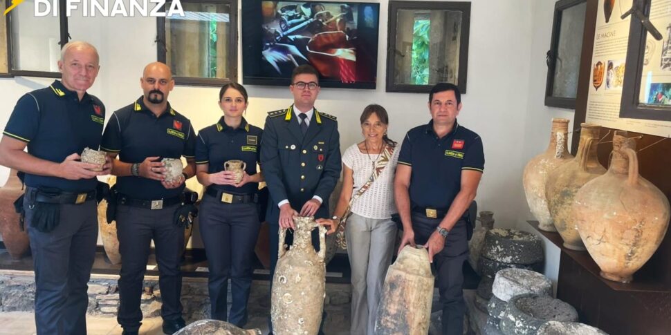 Find six amphorae of great historical value in the midst of waste: delivered to the Archaeological Park of Naxos Taormina