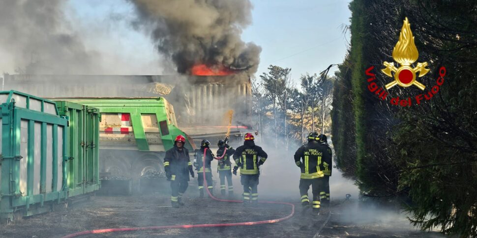 Fire of brushwood spreads in the fence of a waste disposal company, three explosions in Crotone