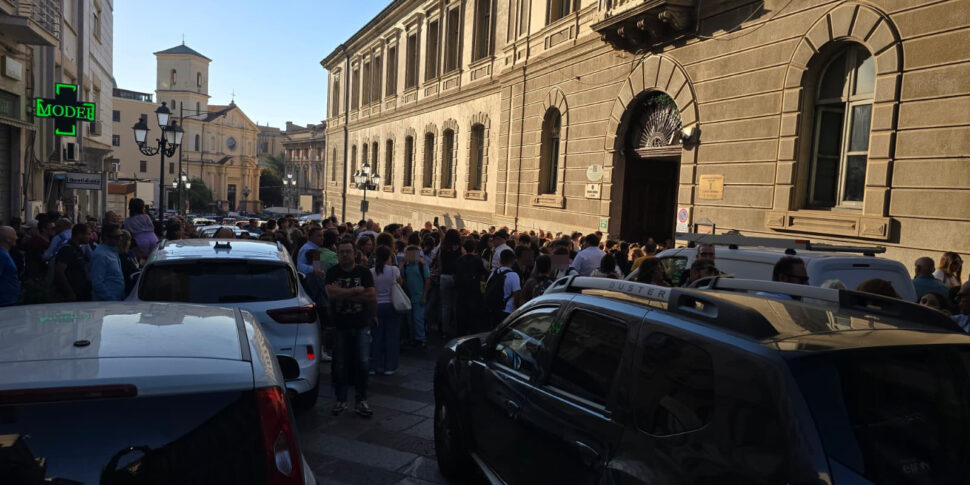 First day of school in Catanzaro, it is chaos: parents in the middle of the road and traffic blocked in the center