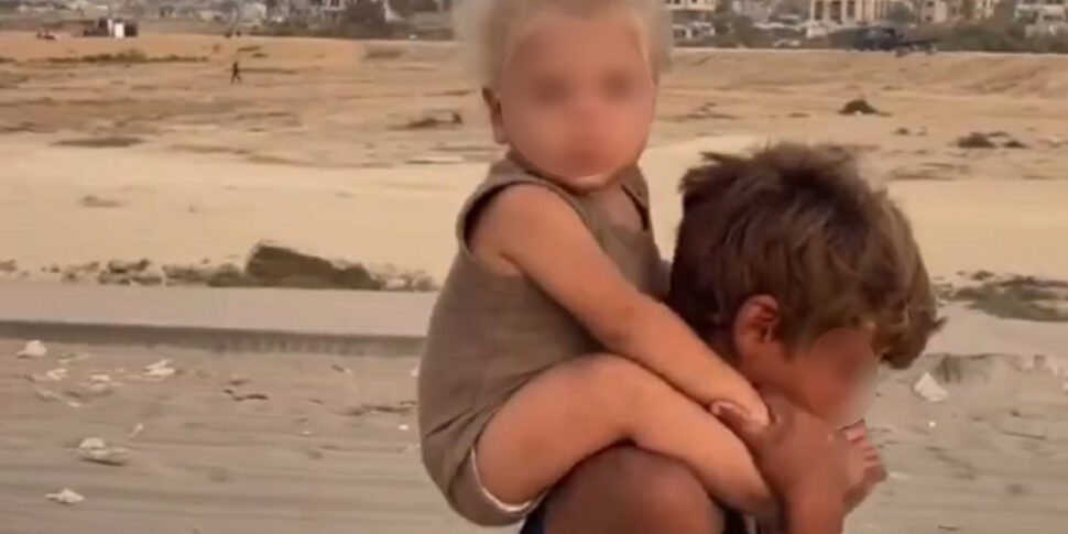 Gaza, Street images: the video of the little one in tears that carries the little sister on his shoulders becomes a symbol of the exodus