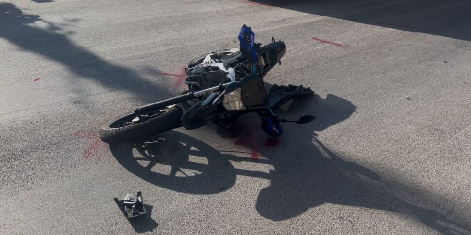 He crashes with the bike against a tourist bus to Taormina: 15 years old in a reserved prognosis