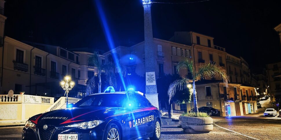 He wanted to launch himself from the bridge over the Piazza torrent, the carabinieri of Lamezia save a 23 year old, grabbing him by the arm