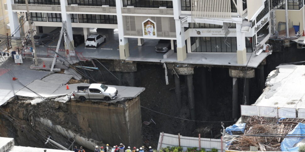 Huge chasm in a street in Bangkok forces the evacuation of the video area
