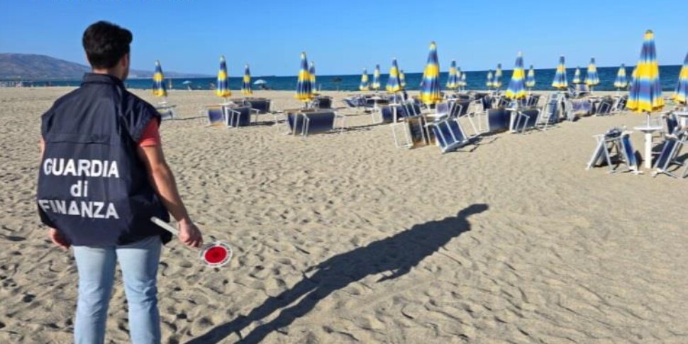 In bourgeois financiers pretend to be tourists and discover an abusive beach in Cariati