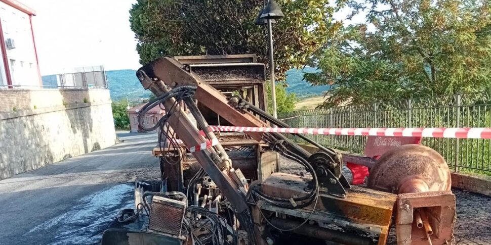 Intimidation to a company: a mechanical vehicle in Gagliato fire