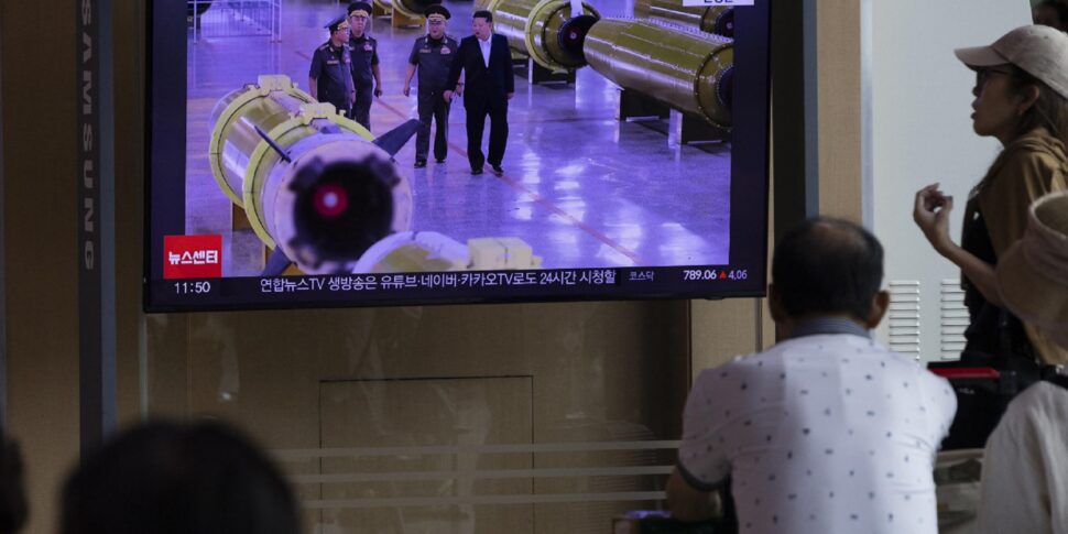 Maxi parade in Piazza Tiananmen, Kim arrives by train. Missiles, drones and tanks, China shows muscles in the world