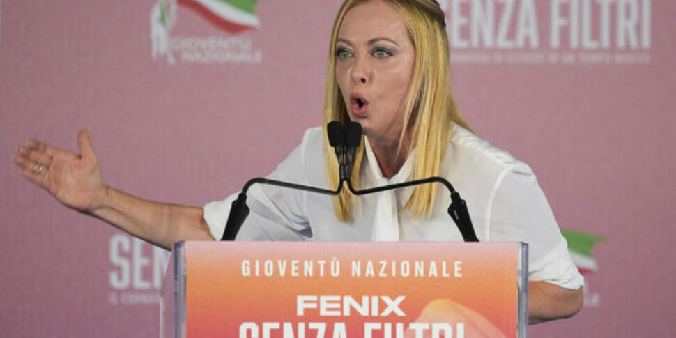 Meloni at the Fenix ​​party: "The threats multiply, but we are not afraid". And to young people: "The anonymity of a fake account no longer makes you free"
