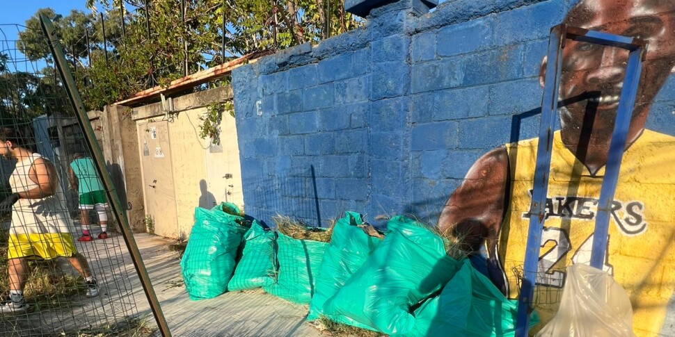 Messina, "George Floyd" field: the institutions promise but ... the cleanliness do private individuals. Ten bags of waste collected