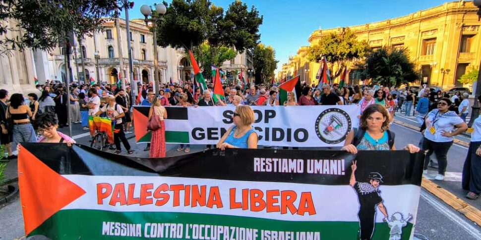 Messina, the procession "Let's stop the genocide of Gaza" in support of the Global Sumud Flotilla