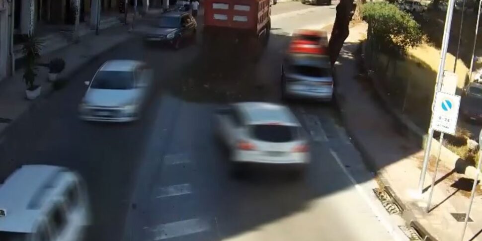 Messina, the truck that has disseminated land and stones on the overview. The warning of the Councilor Cicala