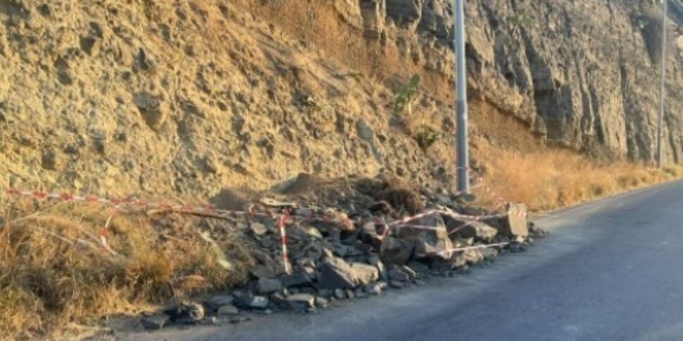 Moments of fear in Lipari: landslide on the road that connects the center to Canneto