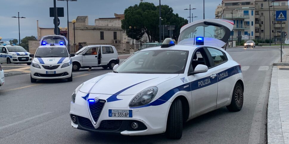 "Move the van" and tries to invest a local police officer from Reggio Calabria, arrested a 55 -year -old