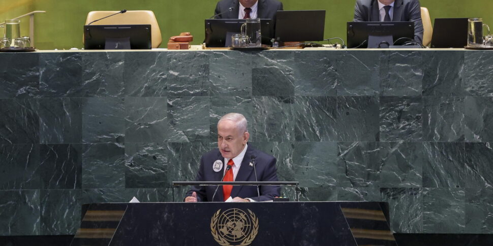Netanyahu at the United Nations General Assembly between appeals, maps and qcode on the "atrocities of enemies"