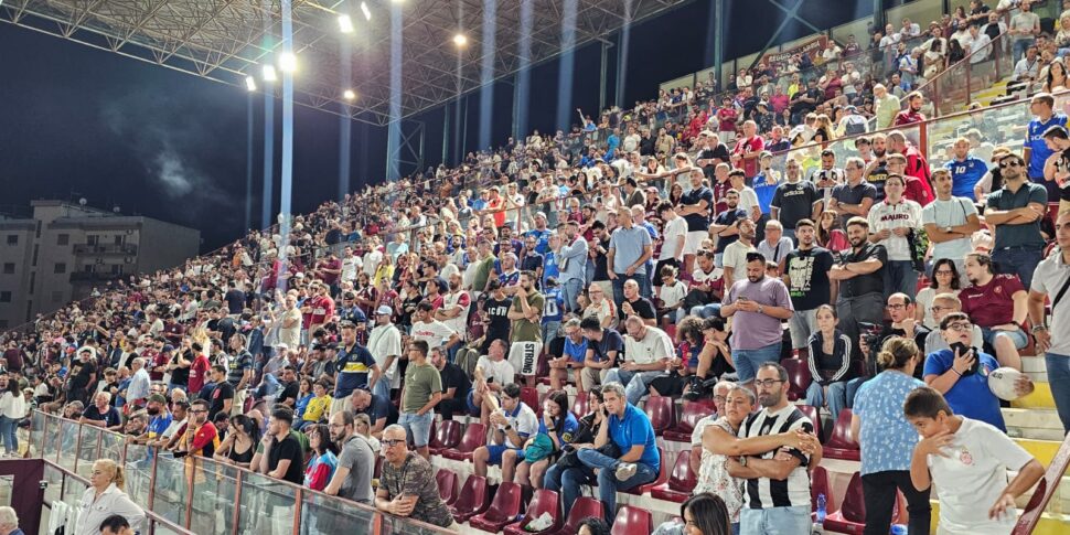 Nostalgia operation, in 20 thousand they fill the "granillo". Falcomatà: «Evening with strong emotions. Reggio is confirmed as a square for world events "