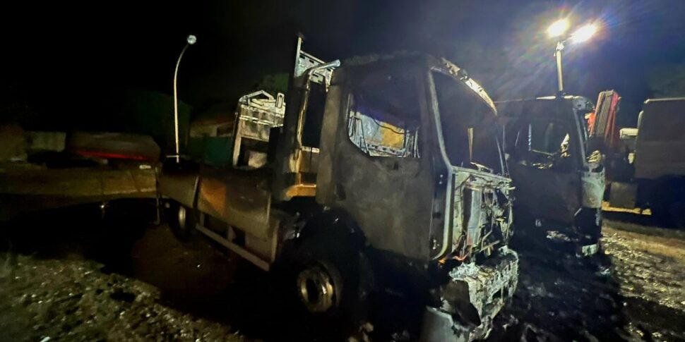 Reggio, serious fire in the night: two half of Castore in the Ravagnese depot photo on fire