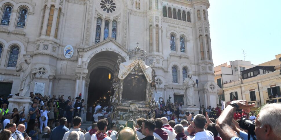 Reggio, today the delivery of the votive candles in the cathedral. The curtain falls on the feast of the patron saint