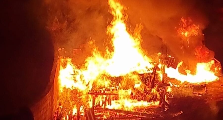 Sellia, vast fire threatens the houses: firefighters in action until late at night video