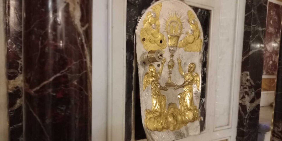 Spezzano, the display case with the magna, stolen. Living in the investigators possible connections with esoteric rites