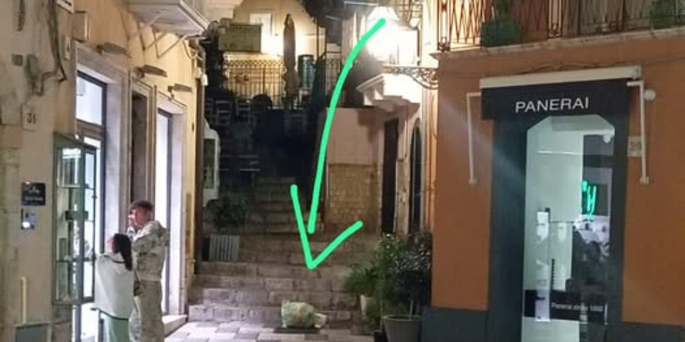 Taormina, De Luca after the mother's "reproach" takes away the video of the old woman who throws waste from the balcony