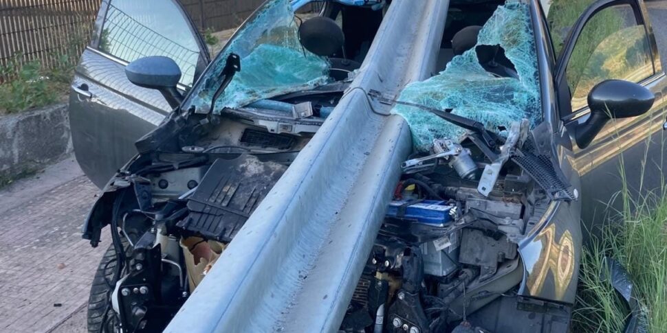 Terrible crash in Squillace: car crashes into a guardrail: four guys injured