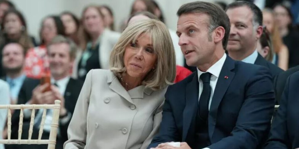 Tests to the US judges to show that Brigitte Macron is a woman!