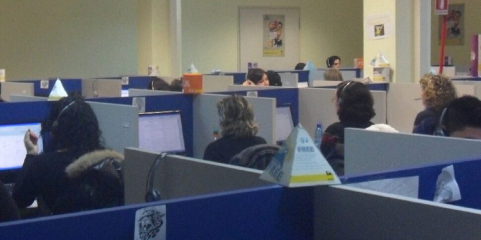 The Call Center crisis, employment at risk, is also made to Reggio. The unions launch a SOS