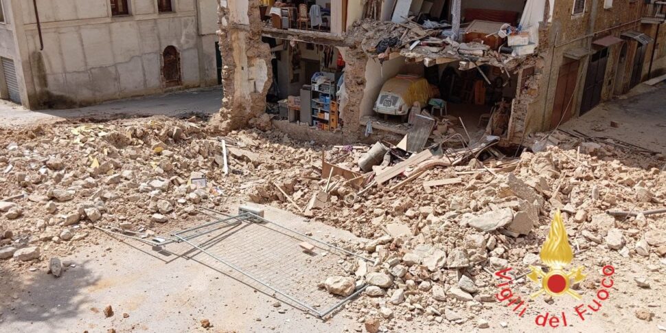 The collapse of the wall of a building in Lamezia, the Prosecutor opens an investigation