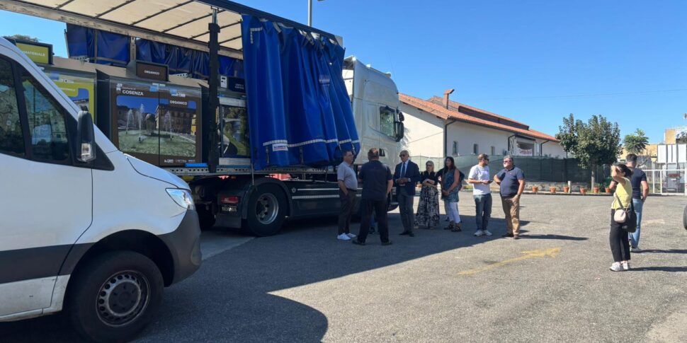 The eco islands arrived in Cosenza. Franz Caruso: "It will favor a greater and more correct separate collection".