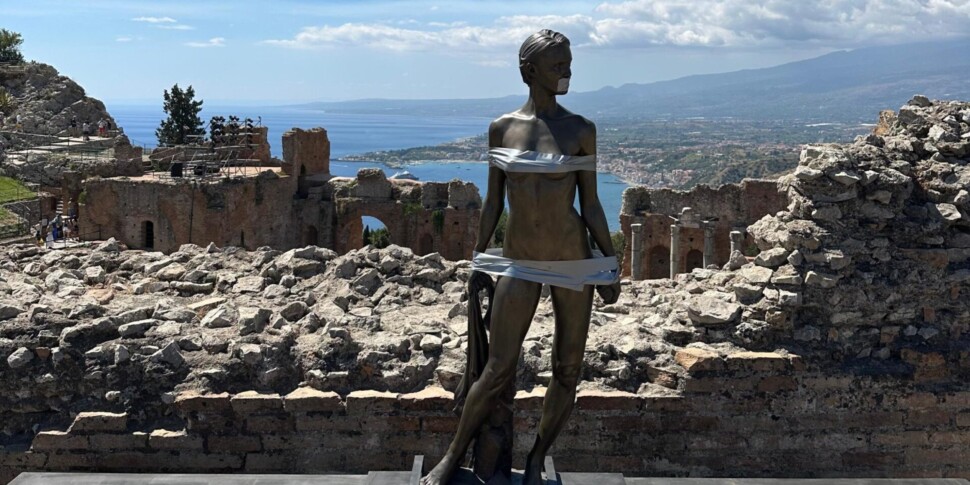 The sculptor Jago who exhibits in Taormina: "away the superfluous and get to the essence"