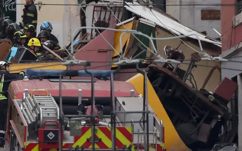 Tragedy in Lisbon, funicular derail: 15 deaths and over twenty wounded videos