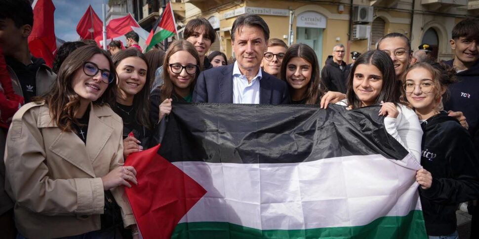 Conte (M5S) in Villa San Giovanni: "Meloni plays dirty. It is the first agitator of the squares"