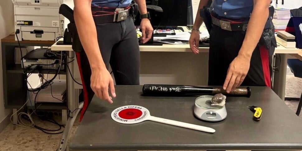 Drugs, knife and a baseball bat in the car: an arrest and a complaint to Cirò Marina