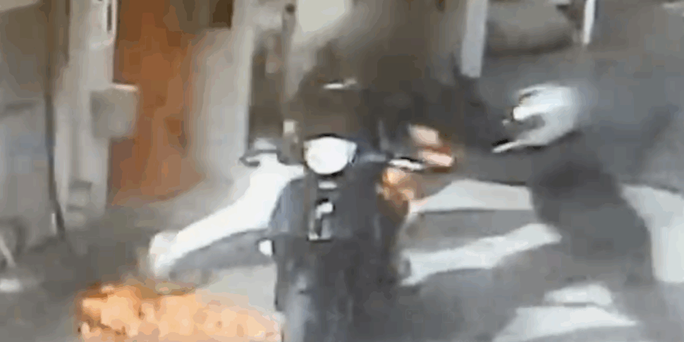 San Lucido, flames at the petrol station: cigarette lit and the scooter catches fire while they refuel VIDEO