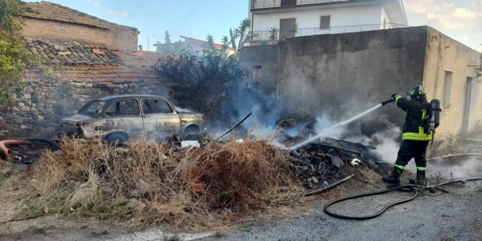 Tension and fear for a fire in San Gregorio di Reggio Calabria, firefighters avoid the worst
