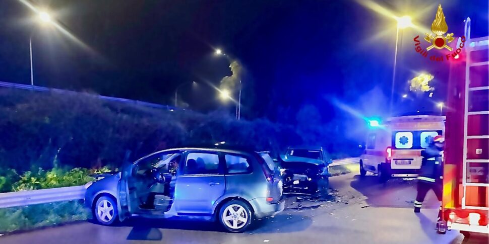 Crash between two cars during the night in Milazzo: firefighters extract the injured from the wreckage in Archi