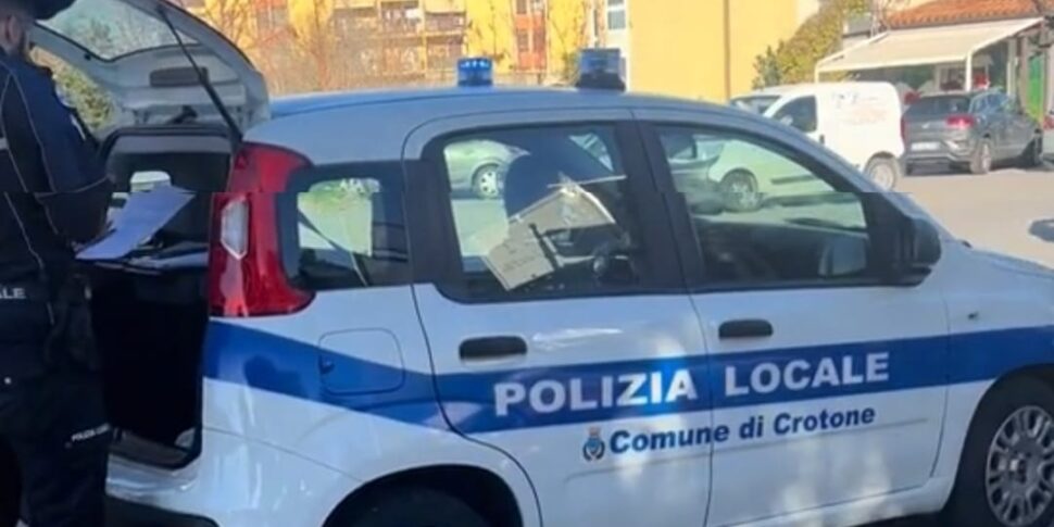 Crotone, an illegal two-storey building seized in the Papanice district: three suspects