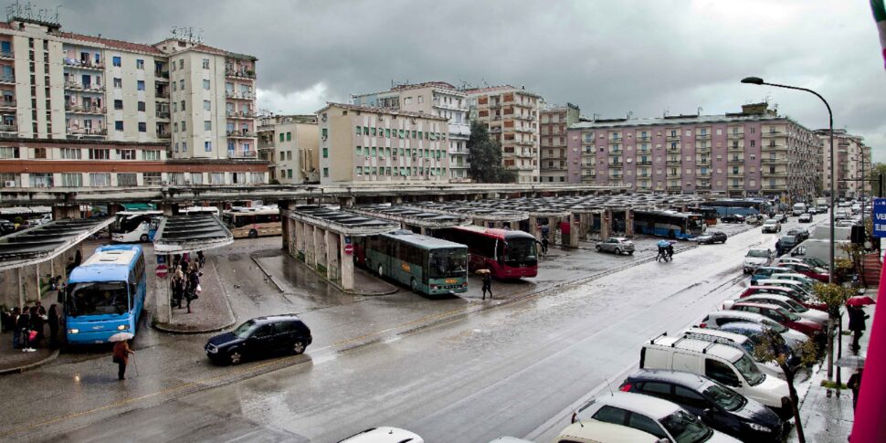 Drug dealing and violence in Cosenza, fear has returned to the bus lines