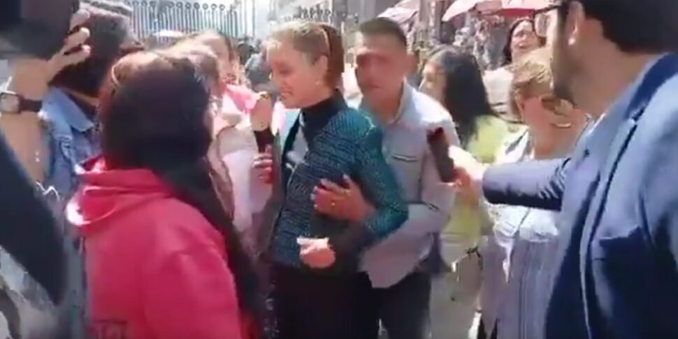 Shock in Mexico, President Sheinbaum groped in the crowd: “We need a national law” - VIDEO
