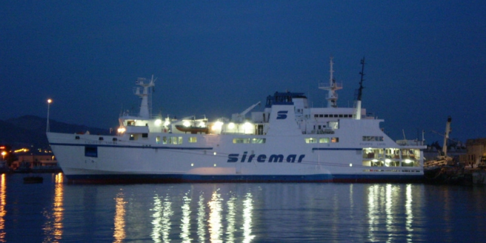 The "Filippo Lippi" ship with restricted spaces mounts a protest in the Aeolian Islands