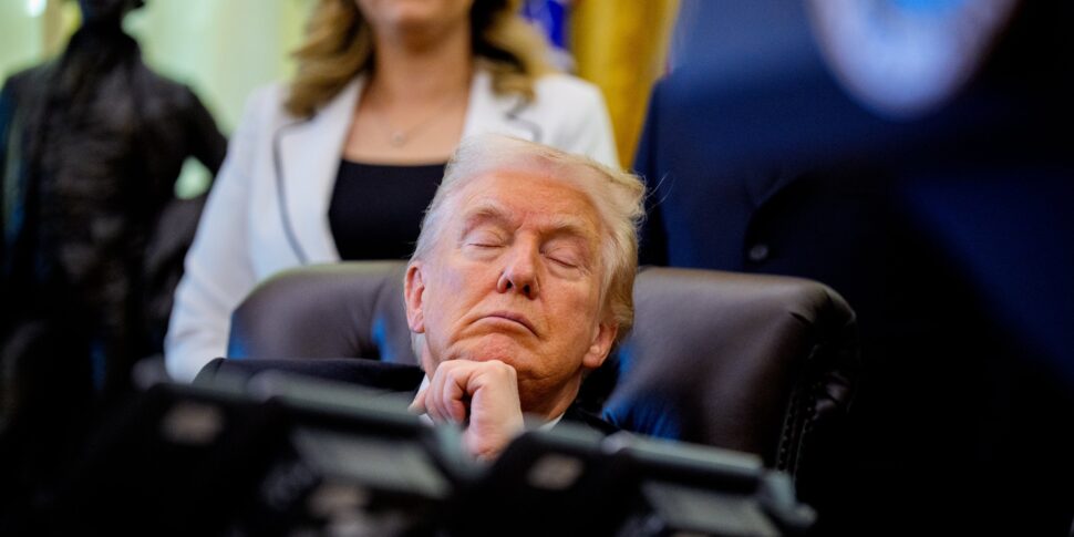 Trump is also "sleepy", the video of his nap in the Oval Office during a press conference goes viral
