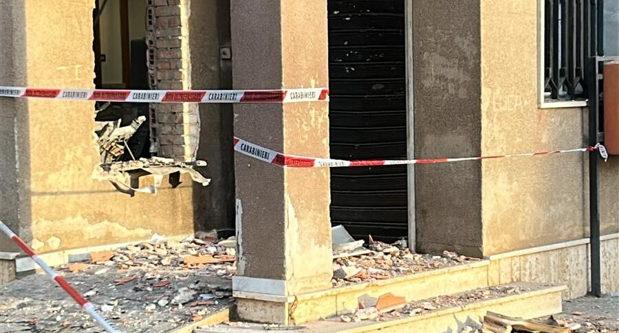 Attack with explosives at the Cassano post office, ATM stolen