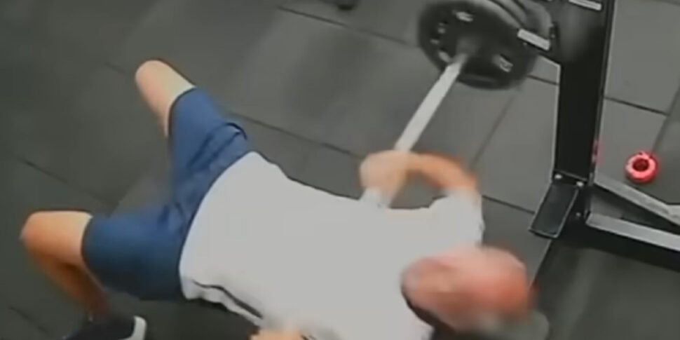 Brazil, he dies in the gym during a bench press exercise: the barbell slips from his hands, falling on his chest