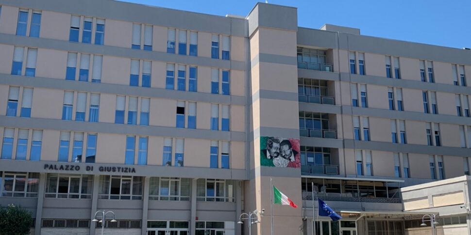 Crotone, three policemen convicted for abuse of a 14 year old: sentences suspended between 1 year and 6 months and 2 years