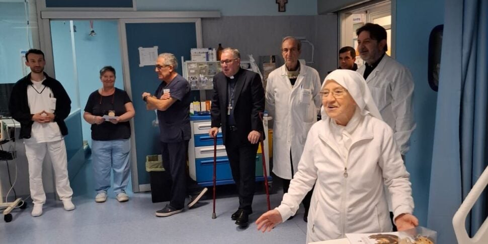 Crotone, visit of Archbishop Torriani to the “San Giovanni di Dio” Hospital for Christmas greetings