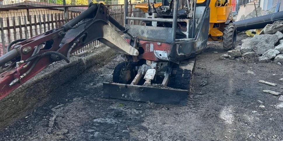 New intimidation during the night in Lamezia, an excavator from the Ferraro company set on fire. The mayor: "Attack on hope"