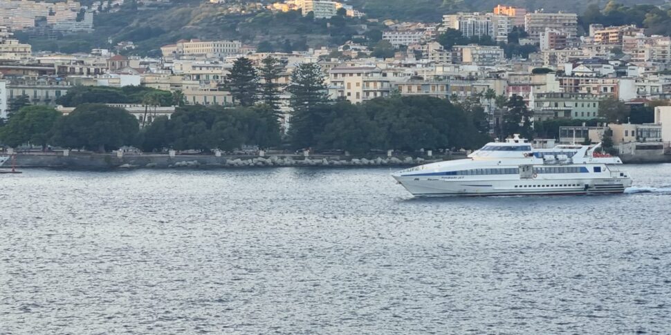 Transport, the complaint from the "No Bridge" committee: "At Christmas, connections across the Strait are a private monopoly"